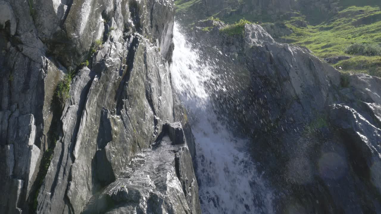 corriente de agua dulce en cascada por las rocas de los alpes suizos, en cámara lenta