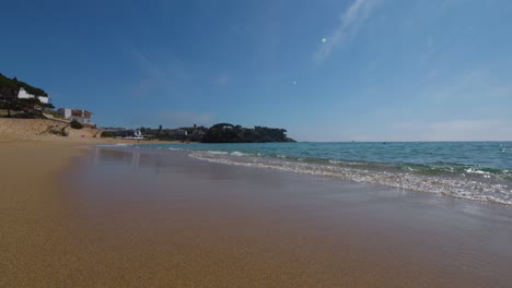 Playa-De-La-Fosca-En-Girona-Mar-Mediterraneo-Sin-Gente-Azul-Paradisiaco-Cielo-Azul-Turquesa-Camara-Lenta