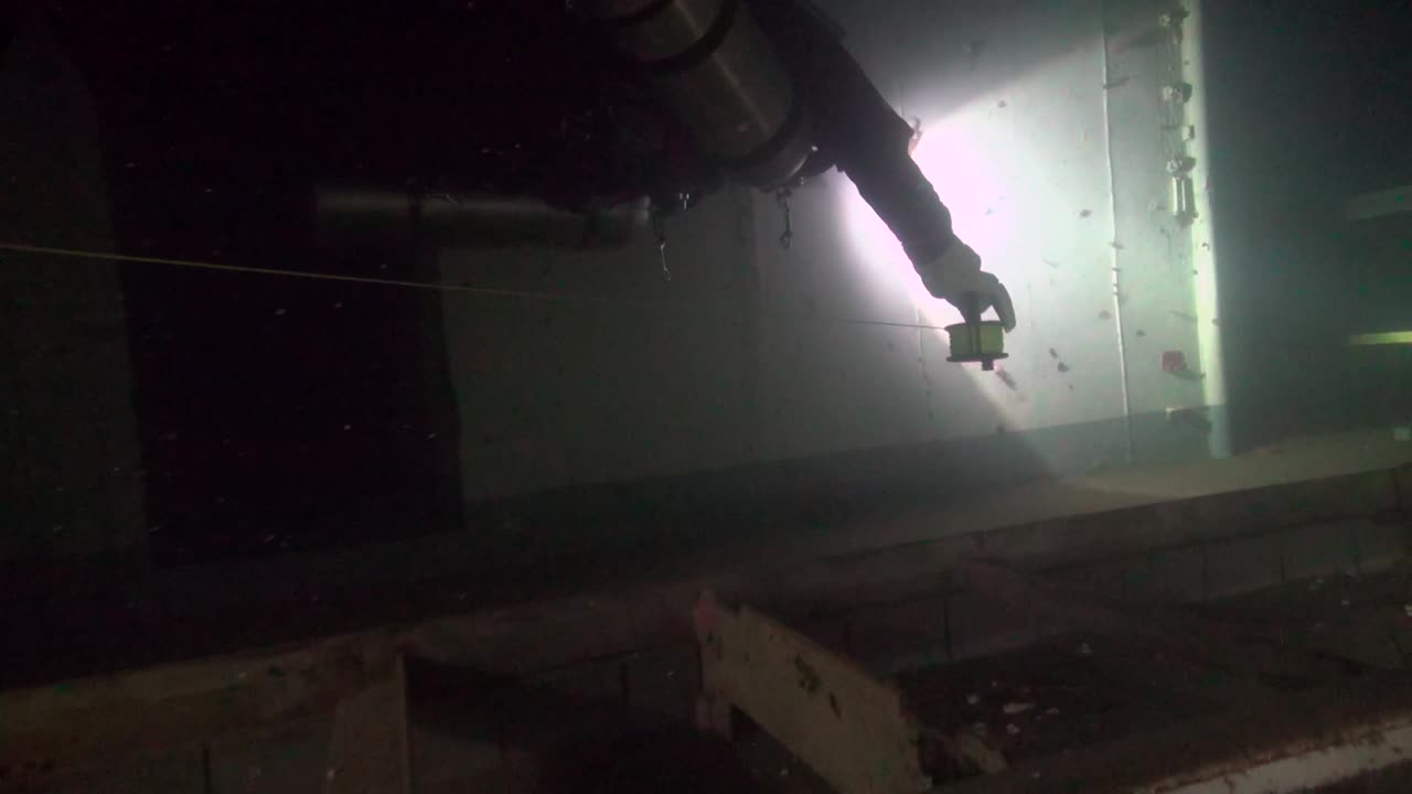 tech diver corre línea dentro del hmcs annapolis