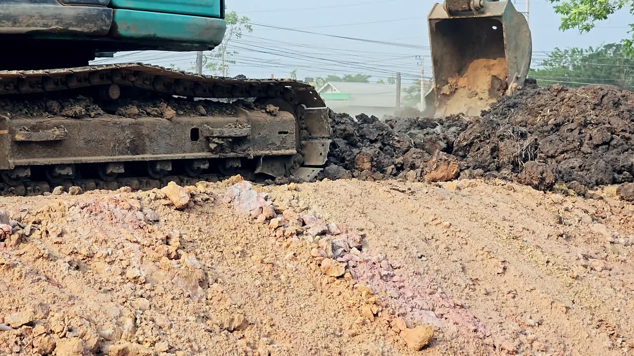 매크로는 토양 발굴기를 조정하여 건설 지역을 조정했습니다.