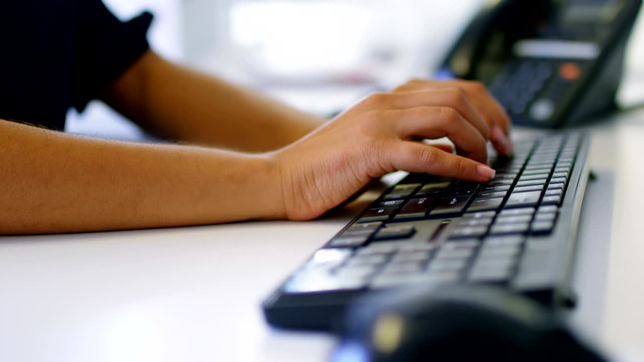escritura ejecutiva en el teclado en la oficina 4k