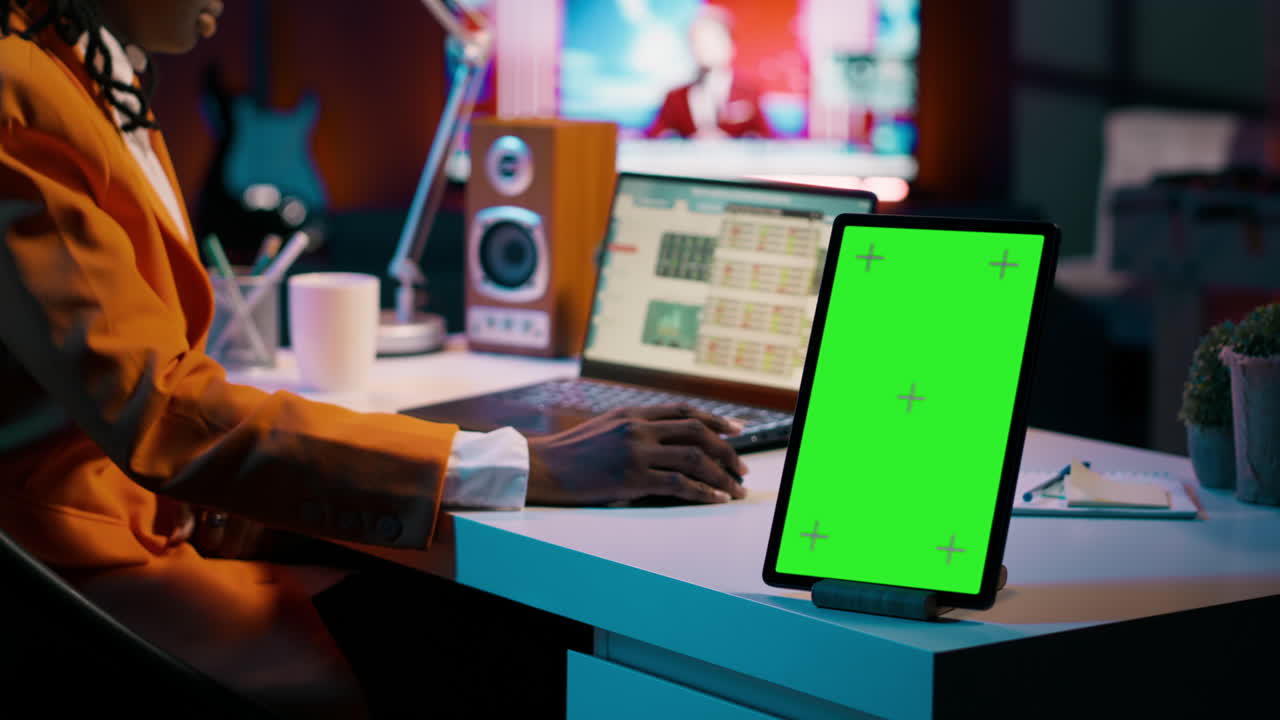 estudiante de negocios afroamericano mirando una pantalla verde aislada