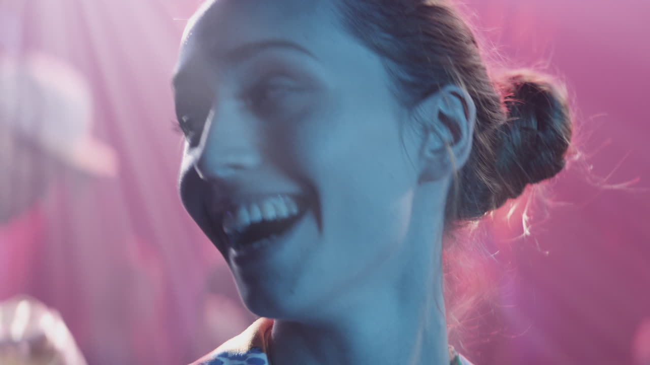 Ritratto al neon di una donna sorridente
