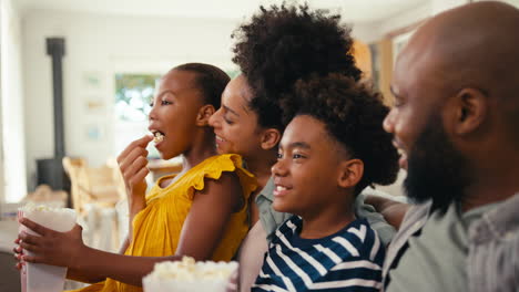 Familie-Isst-Popcorn-Zu-Hause,-Sitzt-Zusammen-Auf-Dem-Sofa-Und-Streamt-Show-Oder-Film-Auf-Den-Fernseher