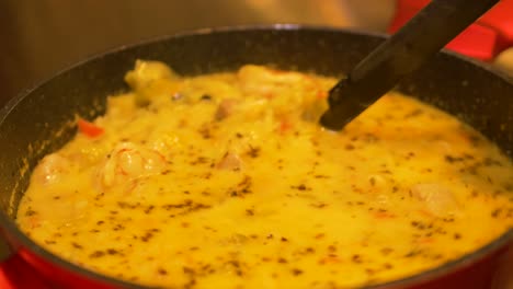 sabrosa sopa de pescado salado sopa de gambas atlánticas closeup