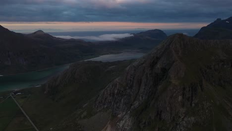 Stimmungsvolle-Und-Dunkle-Berglandschaft-Der-Lofoten-In-Der-Abenddämmerung