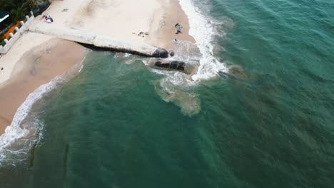 Vista-Aérea-Hacia-Atrás-De-Long-Beach-Con-Geotubos-Y-Maravilloso-Mar-Sobre