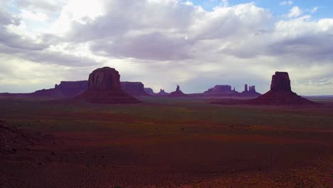 Antenne-Zeigt-Die-Buttes-Des-Monument-Valley-Utah