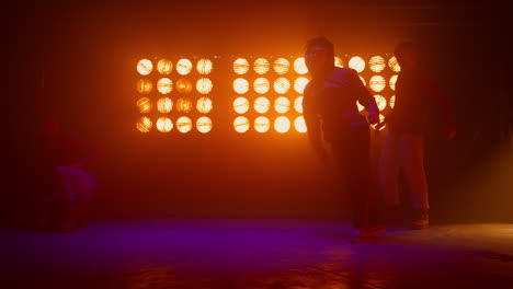 Equipo-De-Breakdance-Haciendo-Trucos-En-La-Pista-De-Baile.-Equipo-De-Hip-Hop-De-Siluetas-En-El-Escenario.