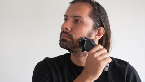 Hombre-Latino-Recortando-Barba-Y-Bigote-Con-Afeitadora-Eléctrica,-Gel-De-Afeitar