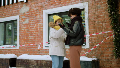 un couple de lesbiennes qui passent du temps ensemble