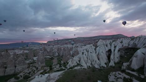 Agujas-Volcánicas-Erosionadas-Del-Valle-De-Capadocia,-Turquía,-Con-Globos-Aerostáticos-En-El-Cielo-Matutino-Del-Amanecer