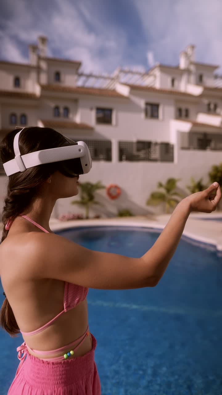 mujer con auriculares vr junto a la piscina