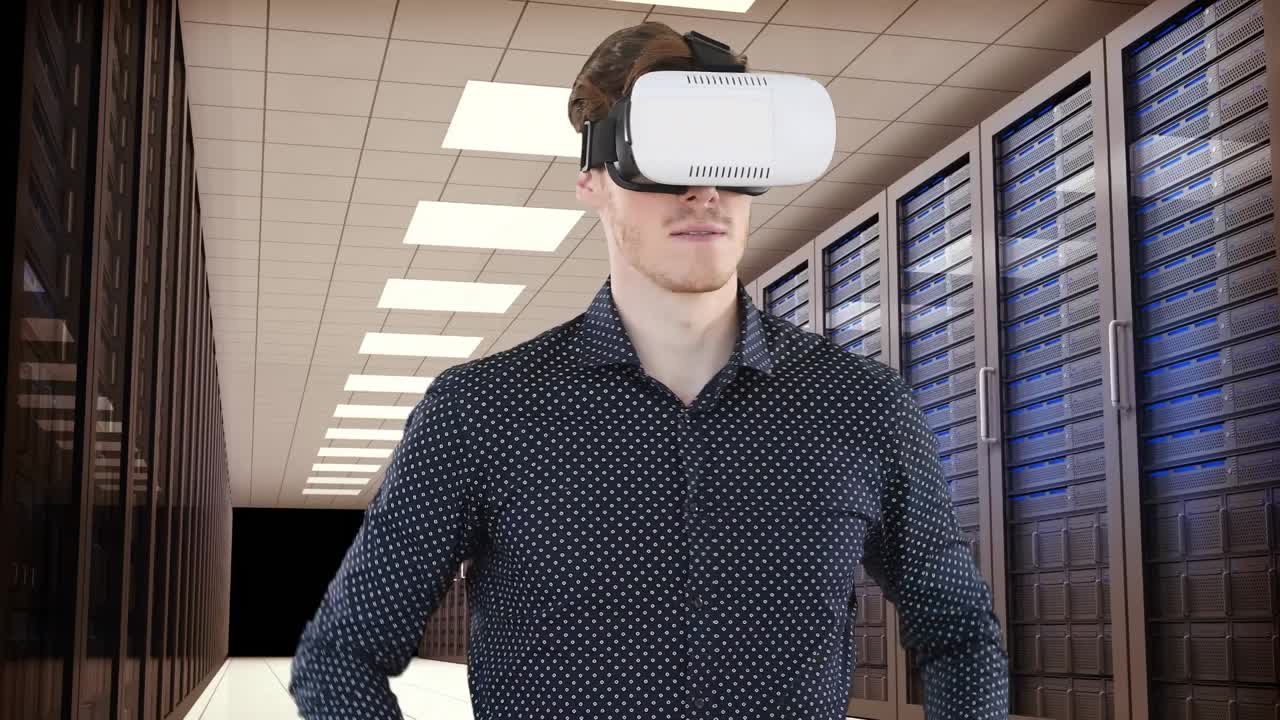 animación de un reloj moviéndose rápidamente sobre un hombre de negocios con auriculares vr por los servidores de la computadora en la sala de tecnología
