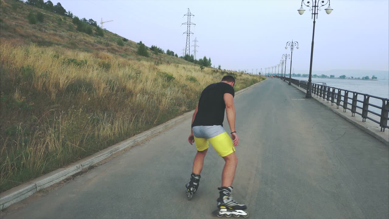 hombre patinando a lo largo de un camino a la orilla de un río