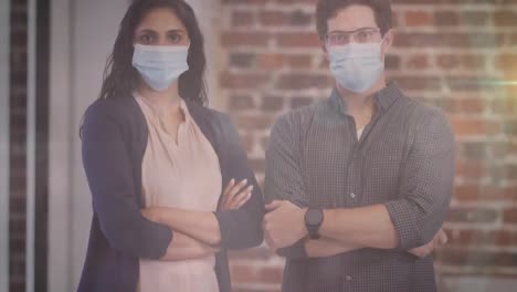 retrato de diversos colegas de oficina masculinos y femeninos con máscara facial de pie en la oficina