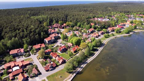 vista aérea del pueblo costero de juodkrante, istmo de curlandia, lituania