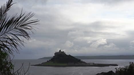 Blick-Von-Einer-Terrasse-In-Marazion-Auf-Die-Englische-Mittelalterliche-Burg-Und-Die-Kirche-Von-St-Michael&#39;s-Mount-In-Cornwall-An-Einem-Bewölkten-Frühlingstag