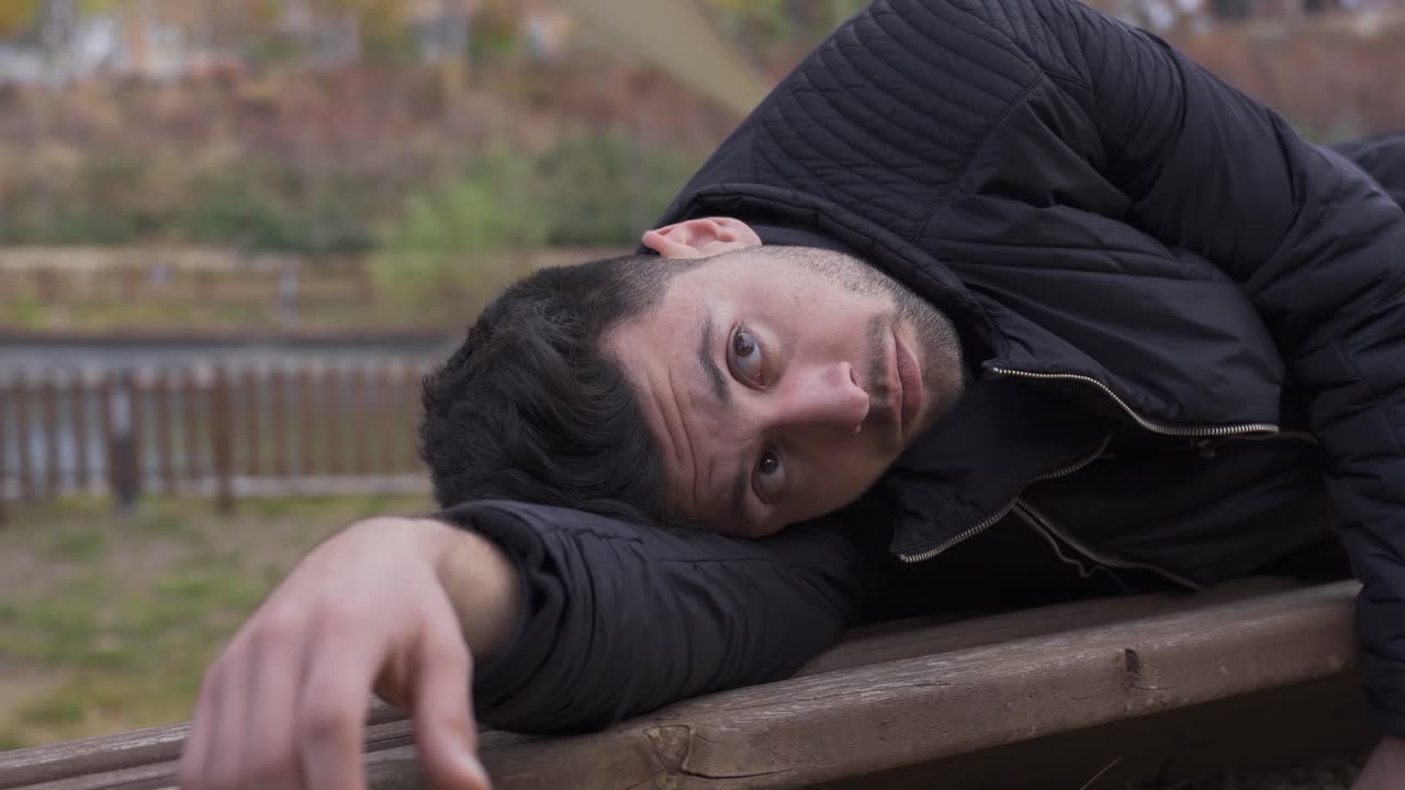 우울증에 걸린 사람은 감정적으로 고통받고 고통에 무기력해 보입니다.