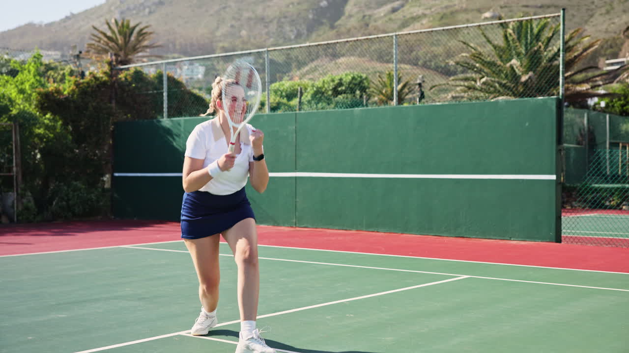 은 날 테니스를 하는 여자