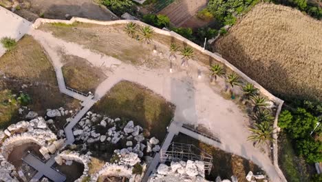 Templo-Antiguo-De-Ggantija-En-Gozo,-Malta-Drone-Aéreo-Sobrevuela-Tiro