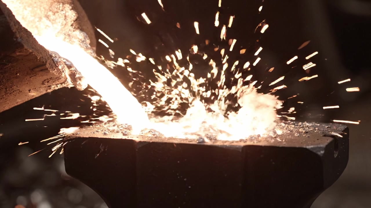 Affascinante processo di colata del metallo: L'arte di versare metallo liquido in uno stampo a incudine, che mostra calore, fumo e la trasformazione da liquido a solido