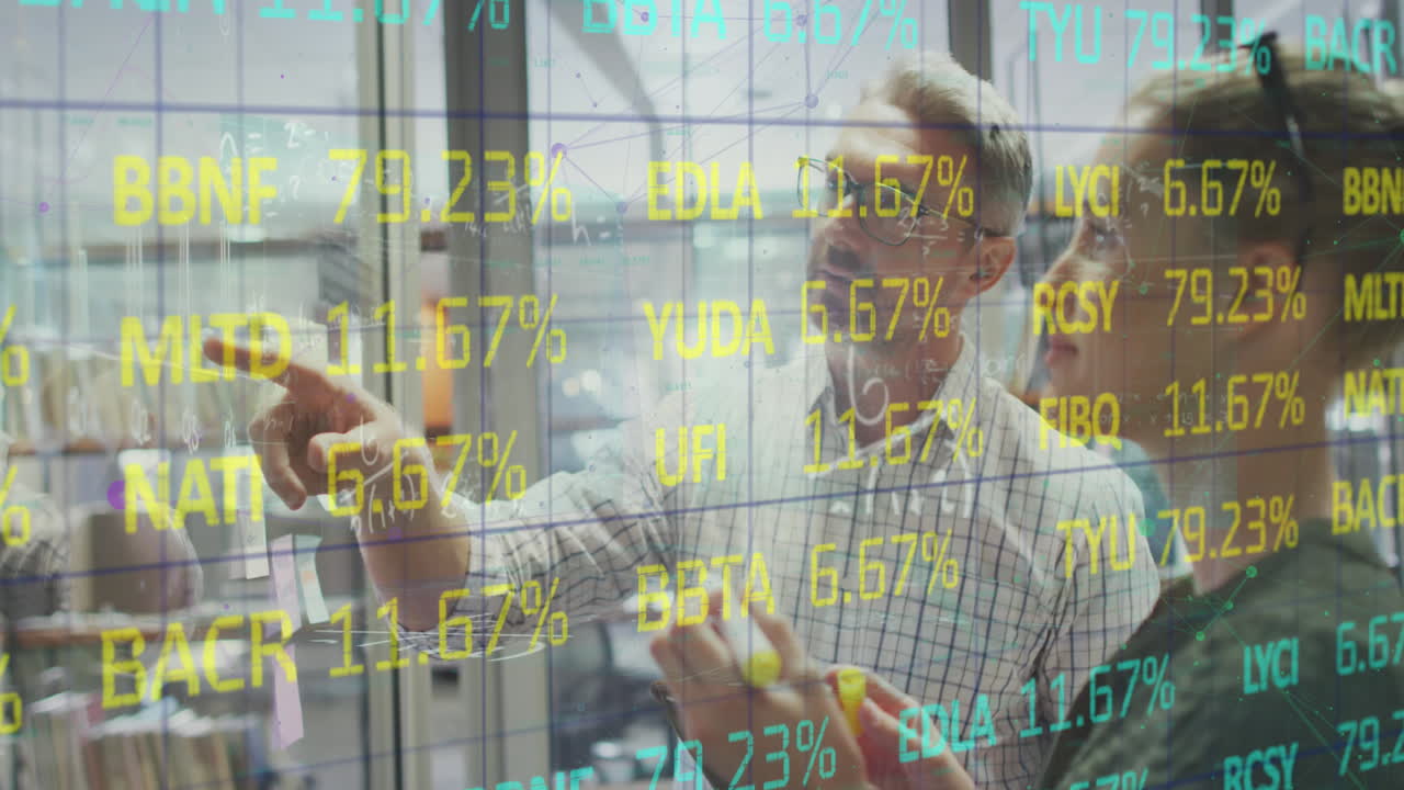 Animazione di un tabellone di trading e calcoli matematici su colleghi caucasici che discutono report.