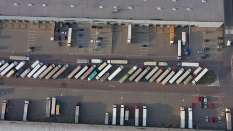 Sattelschlepper-Mit-Frachtanhänger-Fährt-Auf-Einem-Parkplatz-Einer-Lagerhalle-Im-Logistikpark-Entlang