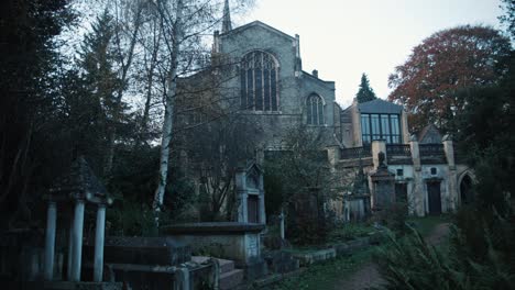 la iglesia en el cementerio de highgate en londres, inglaterra