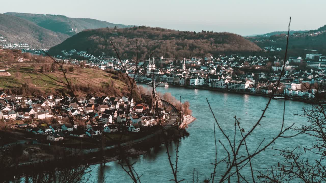 timelapse de la ciudad de boppard en el río rin alemania, amplia toma de establecimiento
