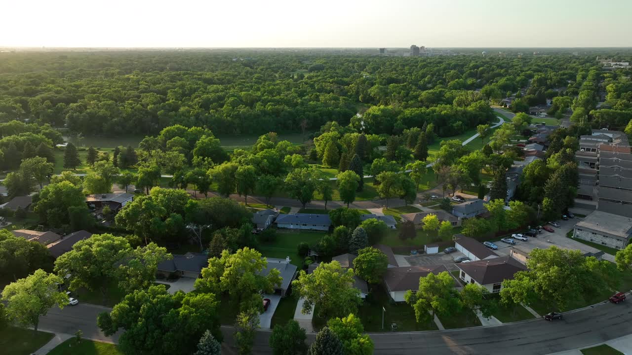 y casas en el vecindario en el medio oeste de ee.uu.