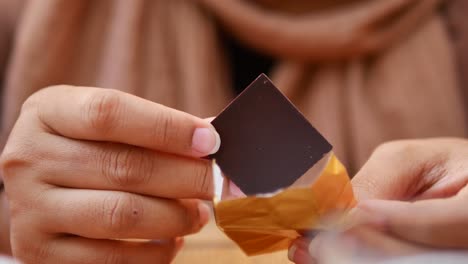 mujer desempaquetando una barra de chocolate