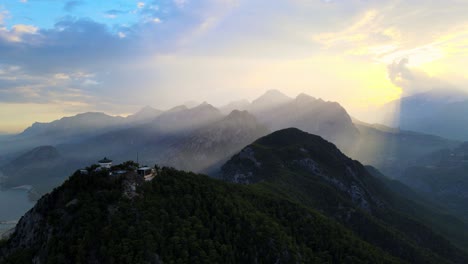 video aéreo 4k de un drone de una estación de cable de tunektepe teleferik posicionada en la cima de la colina con las montañas en el fondo