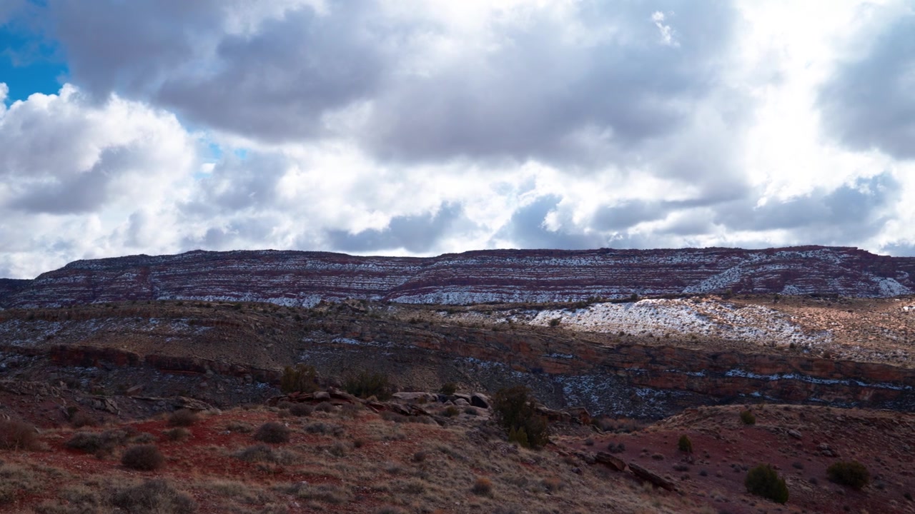 Toma panorámica mostrando una cresta montañosa cubierta de nieve en un día parcialmente nublado en Utah.