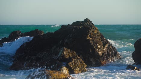 Waves-hitting-rocks-in-slow-motion