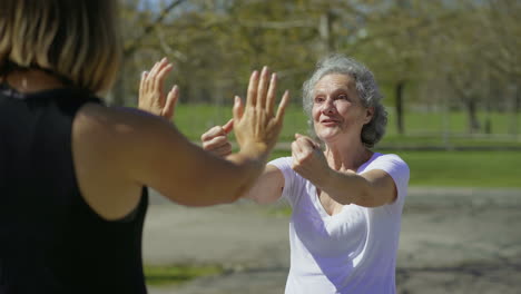 Dos-Mujeres-Calentando-Antes-De-Entrenar-En-El-Parque.