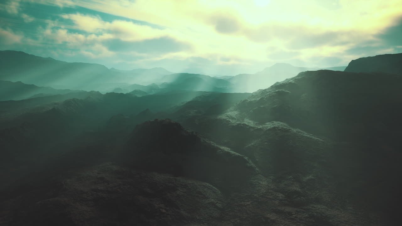 en la niebla y la piedra de la montaña del desierto