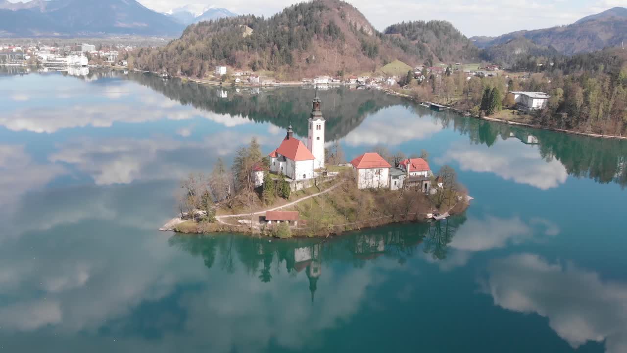 vista aérea de la isla en el lago bled