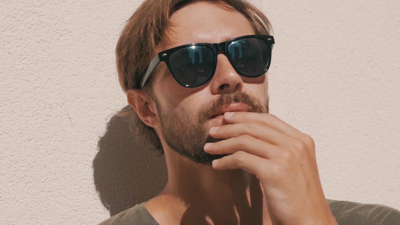 красивый стильный хипстер-модель на открытом воздухе.