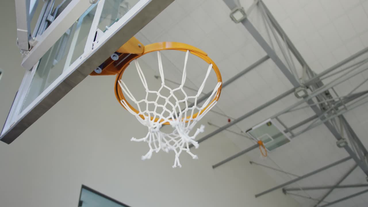 jugador de baloncesto masculino caucásico marcando goles durante el partido