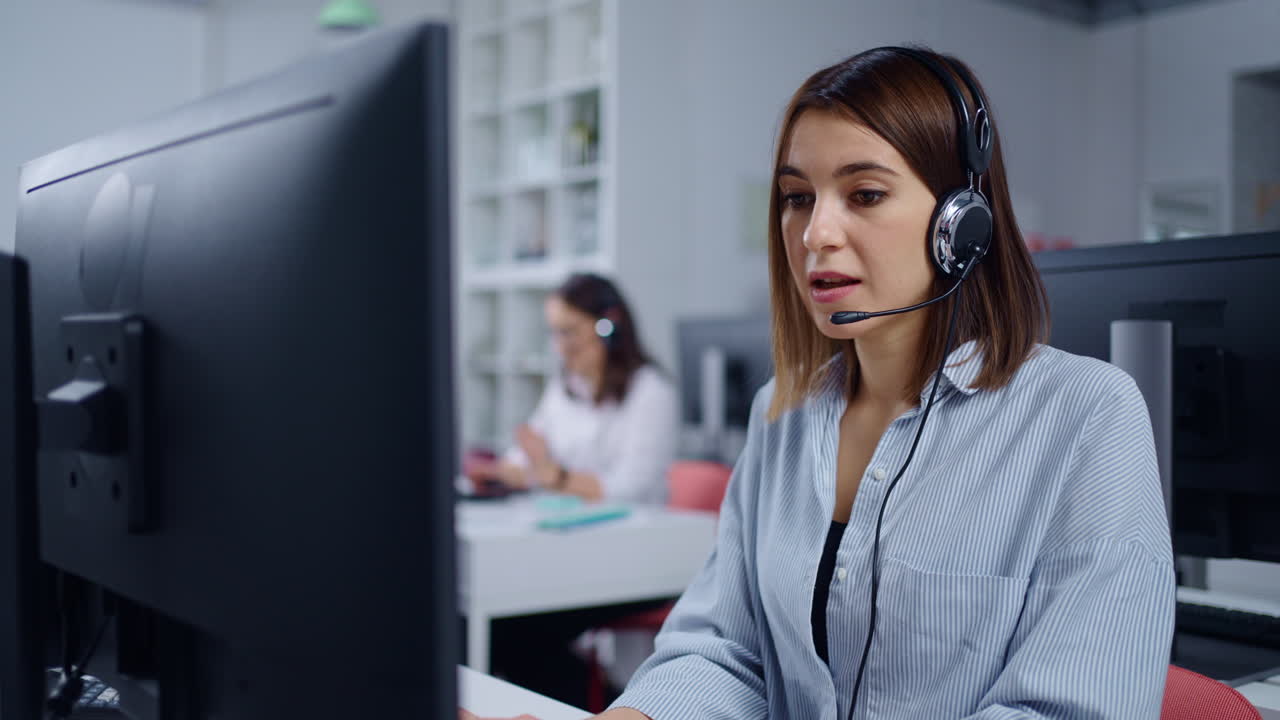 mujer trabajando en la computadora en el centro de llamadas