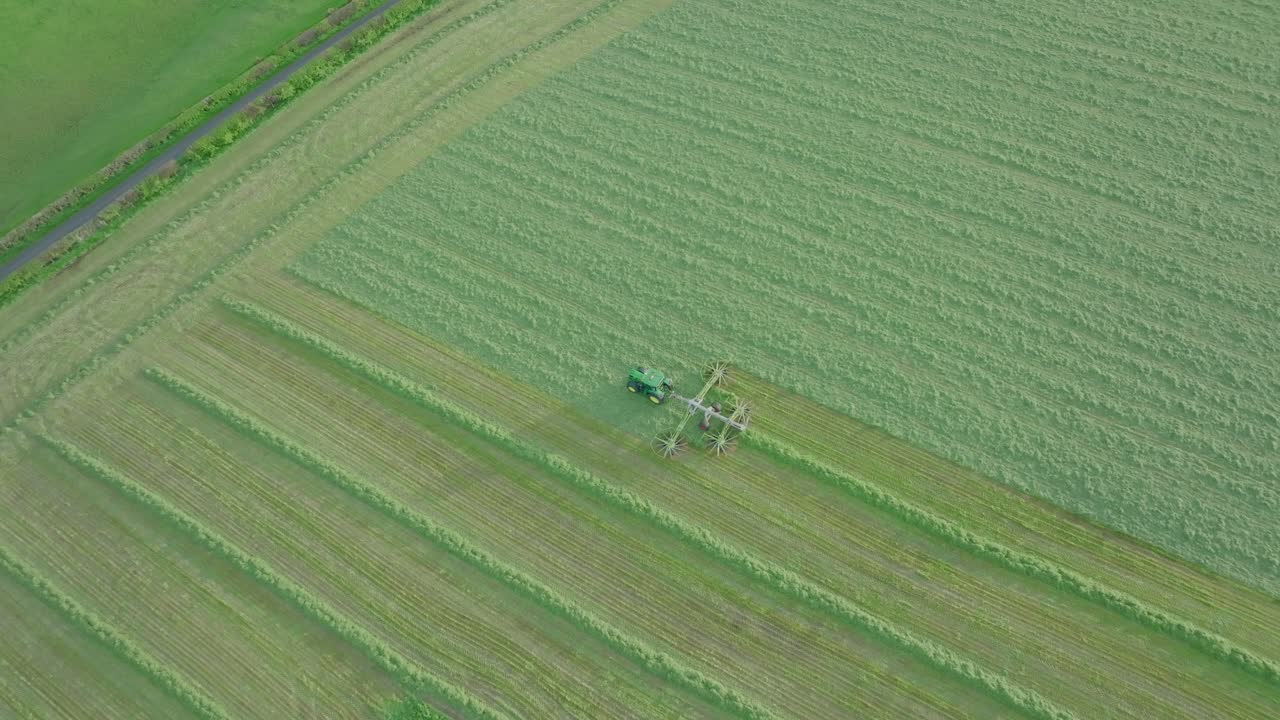 toma estática aérea de un granjero cortando ensilaje en un cálido día de verano, escocia