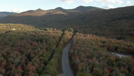 aerial vorwärts folgen autos auf kancamagus autobahn, berge, und fall laub