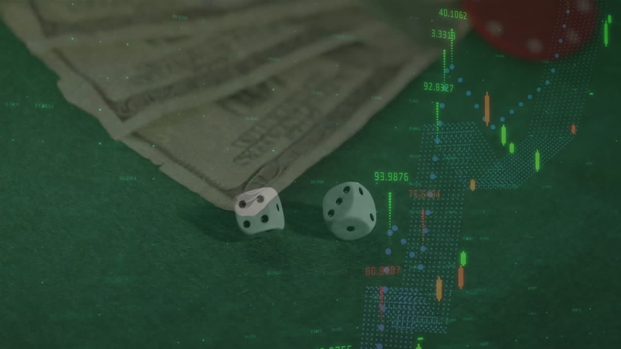 animación del procesamiento de datos financieros sobre dos dados y billetes de dólares estadounidenses en fondo verde