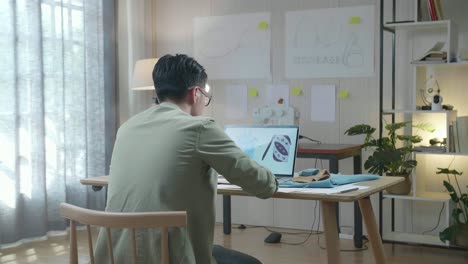 작업 중인 패션 디자이너