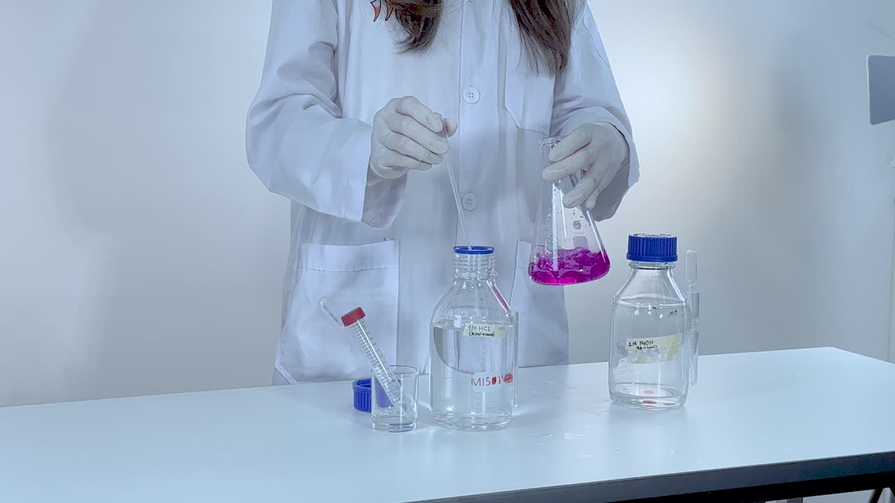 observando el cambio de color con las bases en el laboratorio