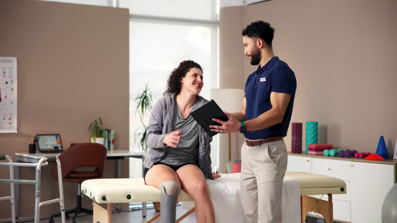 el fisioterapeuta discute el plan de tratamiento con el paciente