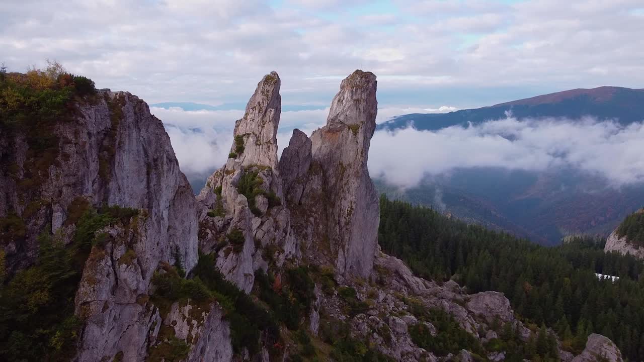 toma aérea del cruce de drones entre montañas rocosas