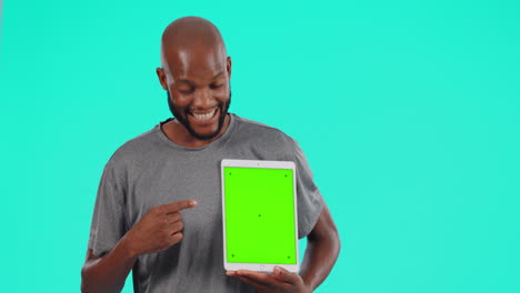 hombre negro, tableta y apuntando a la pantalla verde