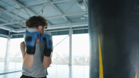 mujer boxeando en el gimnasio